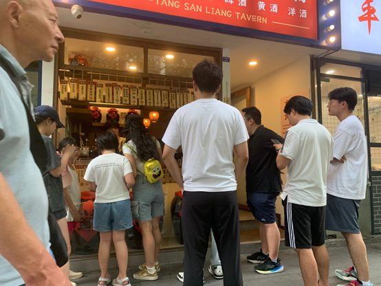 7月2日18时，唐三两位于成都宏济新路的门店门口已经有不少顾客（每经记者 蔡鼎  摄）