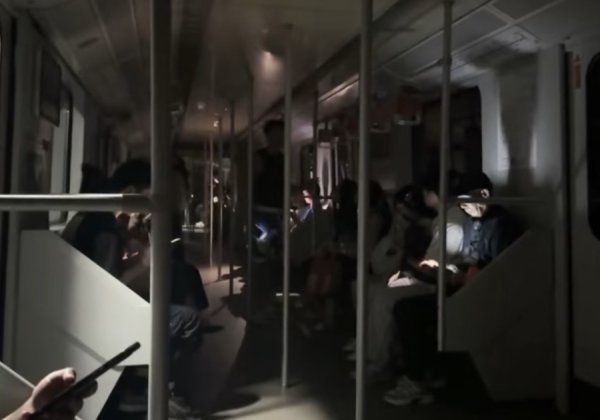 牛津配资 昨晚地铁一号线停车后照明灯熄灭 官方通报：系列车突发故障