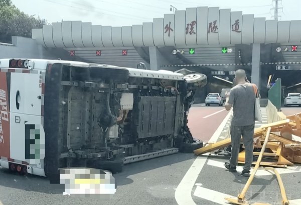 证配所配资 外环隧道入口处车辆突发侧翻 热心市民助力驾驶员成功脱困